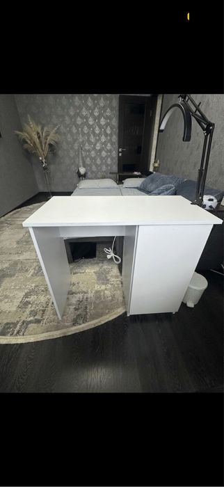 Белый письменный / маникюрный стол с тумбой на 2 полки