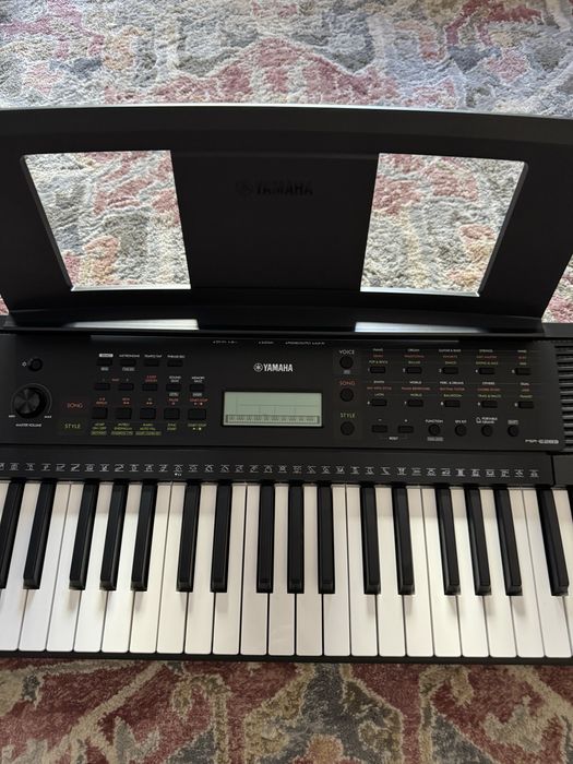Teclado Yamaha PSR-E283 Com Suporte