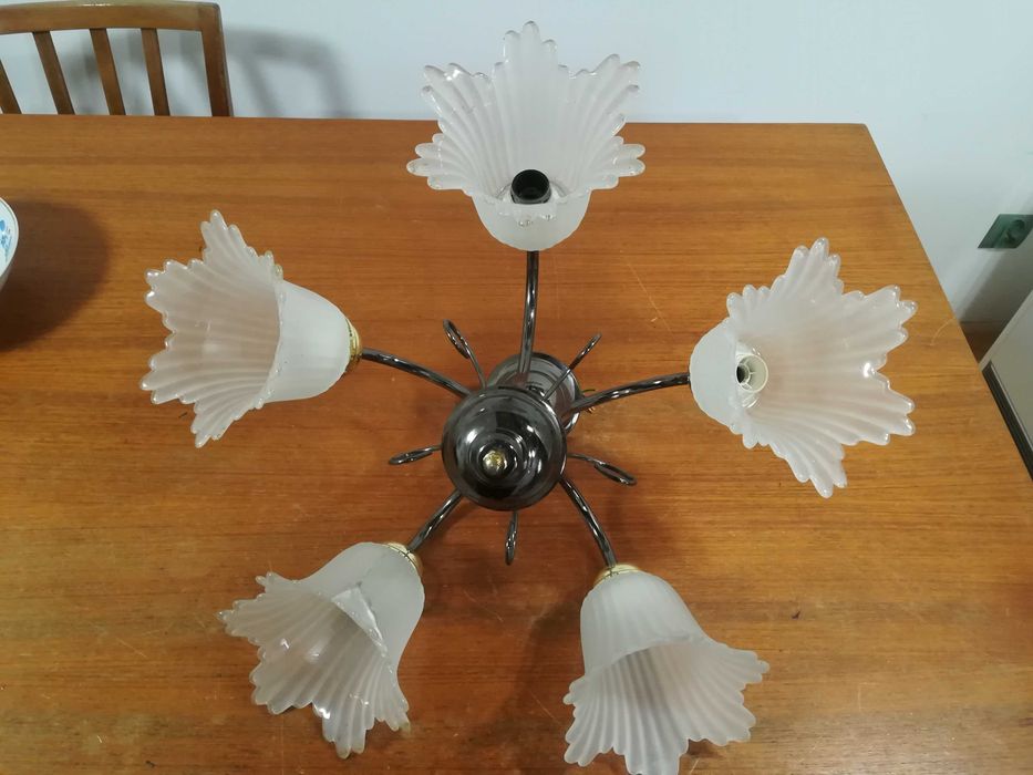 Lampa sufitowa pięcioramienna z białymi kloszami