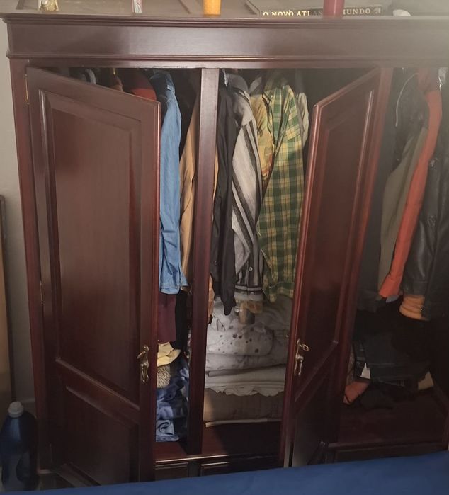 Conjunto móveis em madeira mogno em bom estado,cama com estrado e colchão roupeiro,cómoda espelho,2 mesas cabeceira, 2 molduras,tudo a 275 euros