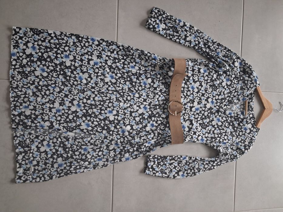 Sukienka w kwiaty Reserved M