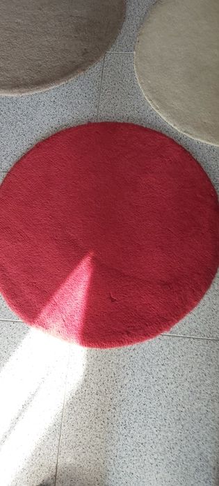 Tapetes redondo, medidas 70de diâmetro.