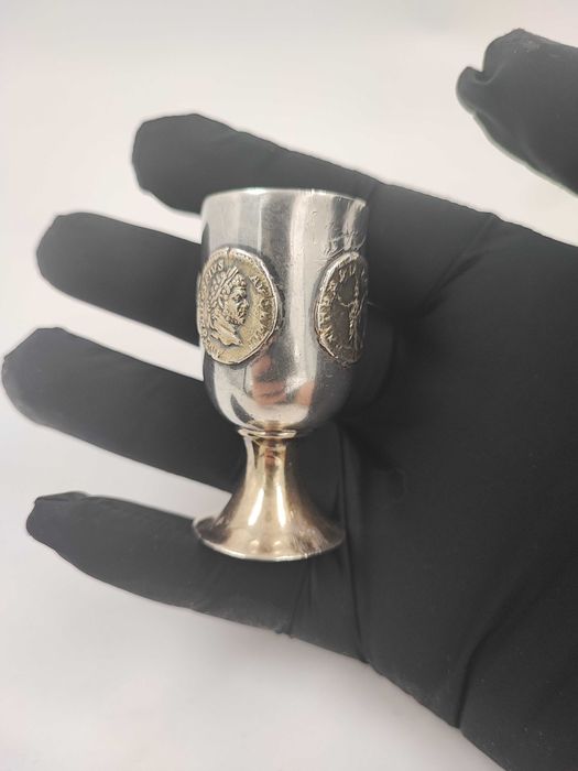 Сучасна рюмка з вставками динаріїв в позолоті, 15 мл