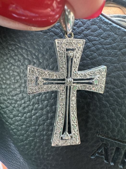 Золотой крестик с бриллиантами