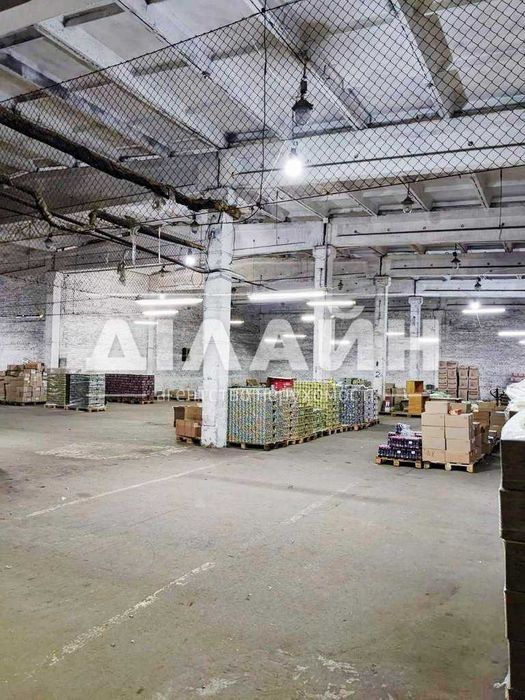 Капітальний склад з рампою та офісами.  Поруч з трасою.