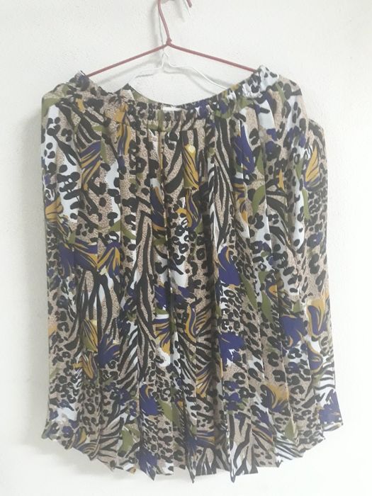 Fato,  composto por blusa e  saia.