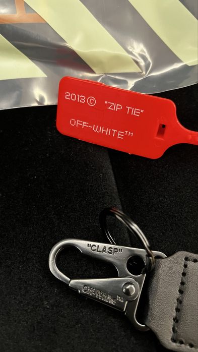 Off White Brelok Industrial