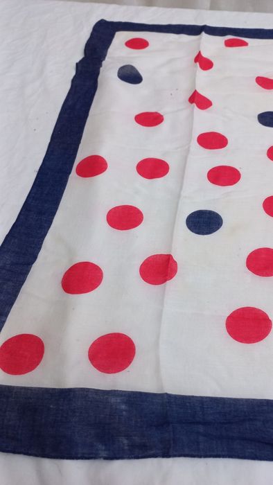 Lenço branco estampado bolas vermelha e azuis  0.60x0.60 cm