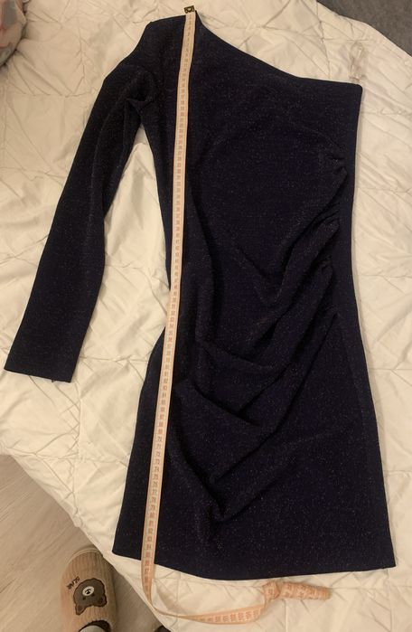 Платье на одно плечо модное блестящее размер S