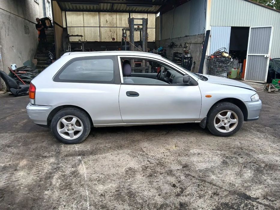 Mazda 323 de 2000 para peças