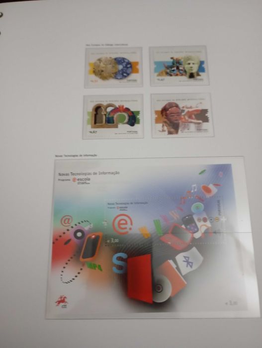 Coleção de selos de mais ou menos 50 álbuns