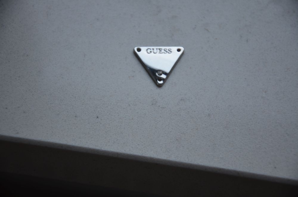 Guess przypinka zawieszka brelok