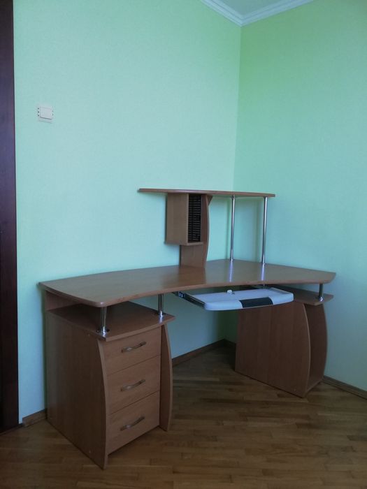 Продається комп'ютерний стіл