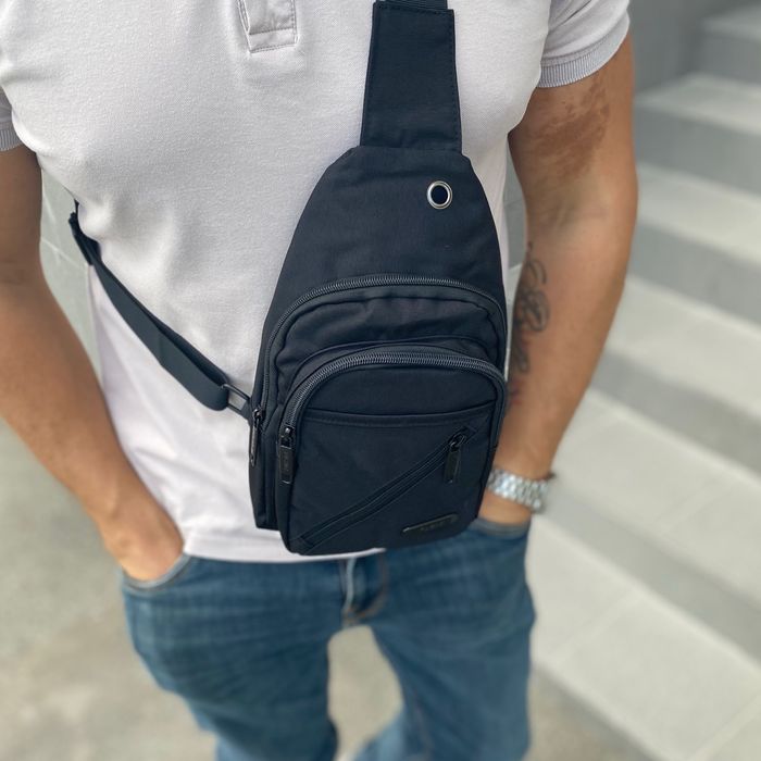Чоловіча нагрудна сумка - слінг бананка через плече