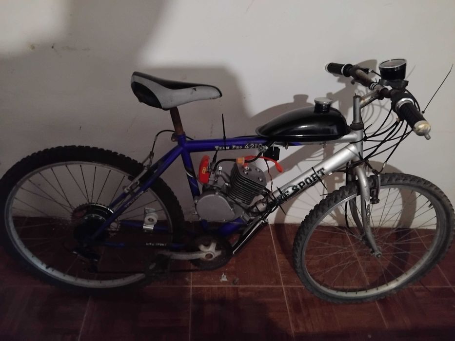 Bicicleta com motor auxiliar