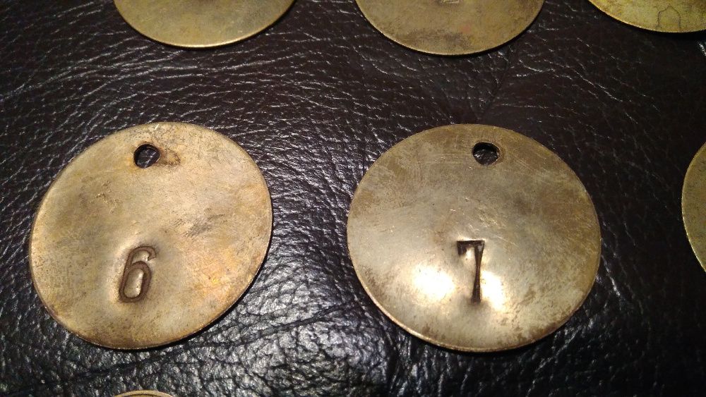 Breloki mosiężne numerowane