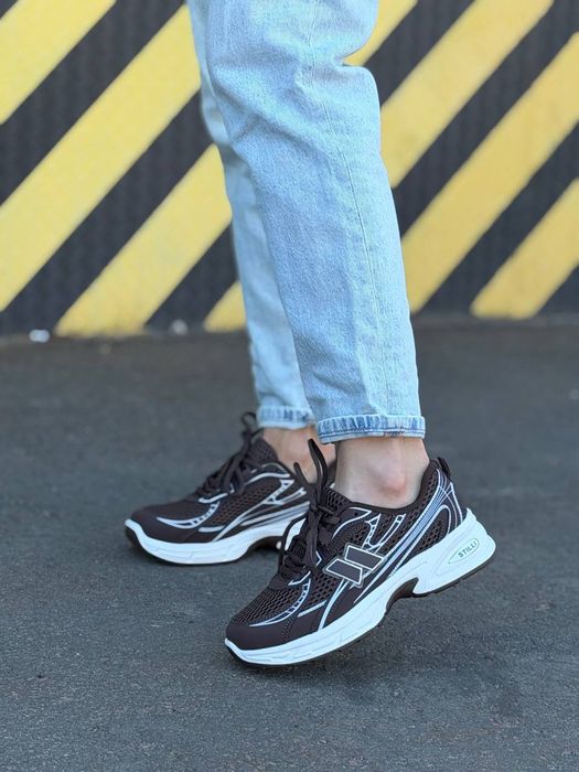 Кросівки жіночі.