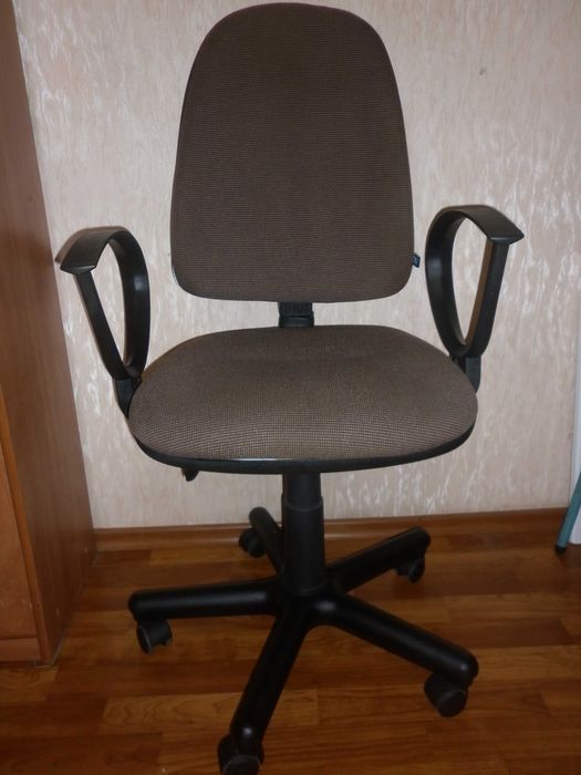 Офисное кресло, регулируемое.