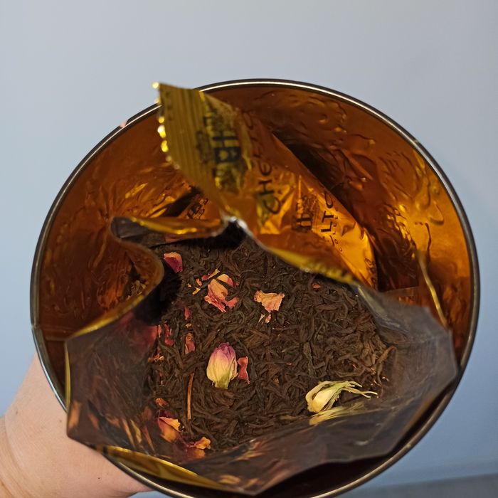 Herbata liściasta czarna z różą i jaśminem w puszce 150g
