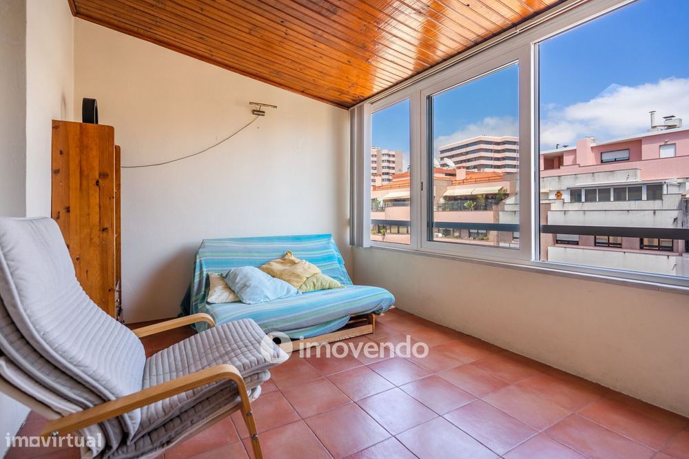 Apartamento T3, com arrecadação e boas áreas, na Estrada da Luz