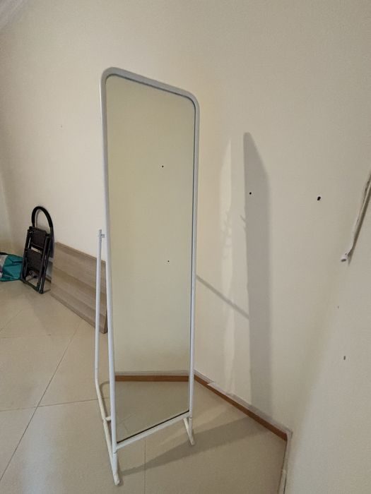 Espelho em pé Ikea
