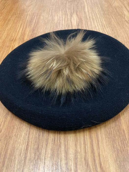 Beret czarny z puszkiem