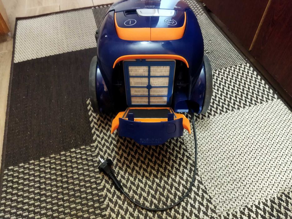 Пылесос ELECTROLUX с мешком для мусора 1800W.