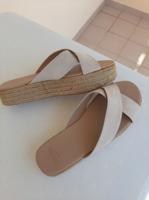 Sandálias bege cunha
