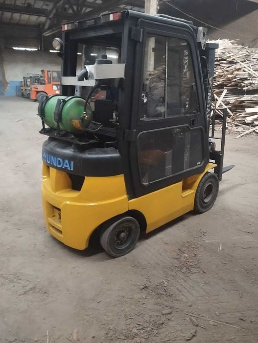 Продається заводський газовий навантажувач Hyundai 15L-4M (2012 р.в.).