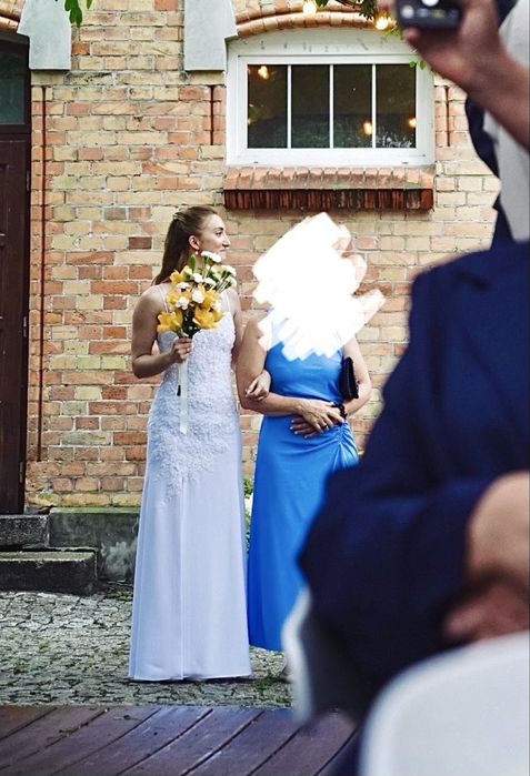 Suknia ślubna obcisła z rozcięciem na nogę