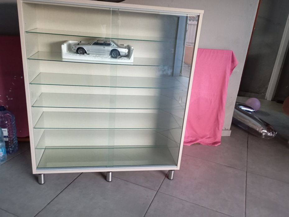 Móvel com prateleiras vidro