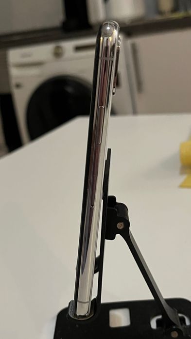 iPhone X 64GB impecável! Bateria 92% + 6 capas (5 Apple). Face ID off. P/ vender rápido: 90€! Sem carregador. Perfeito estado. Garanta já!