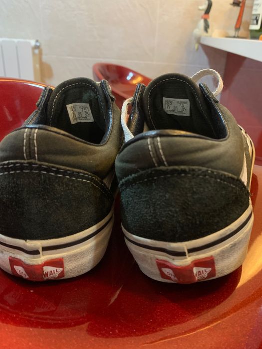 Vans pretos e brancos