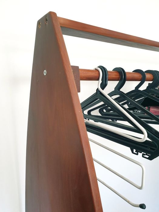 Estendal vintage para roupas / arara em madeira com rodas