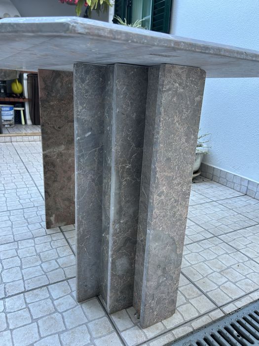 Vendo mesa toda em marmore.