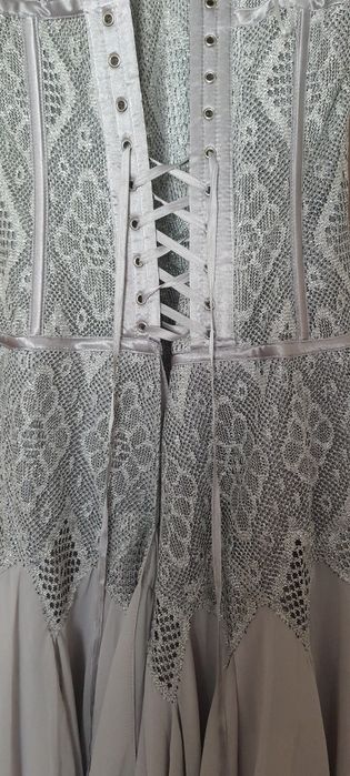 Piękna elegancka sukienka z gorsetem