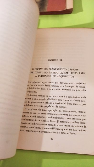 Diversos livros sobre arte e arquitetura.