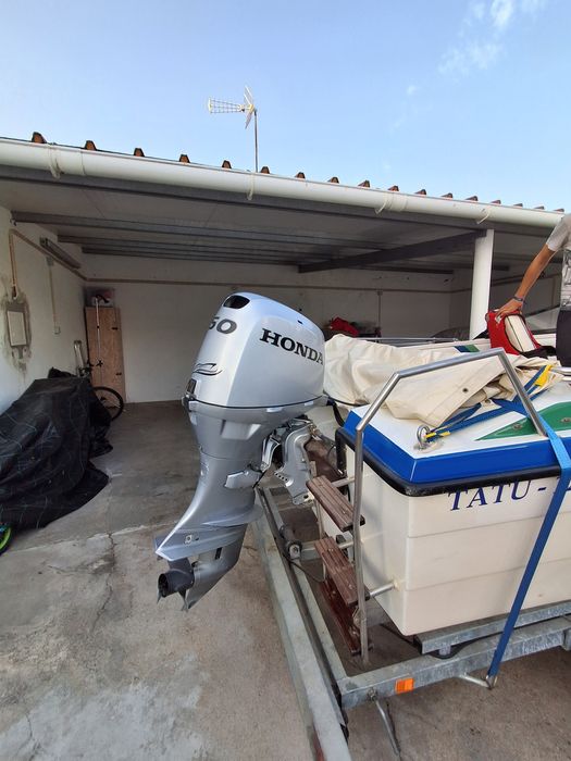 Barco com motor Honda