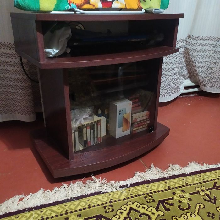 Продам столик - тумбу под телевизор.