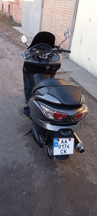 Продам максі скутер honda forza .