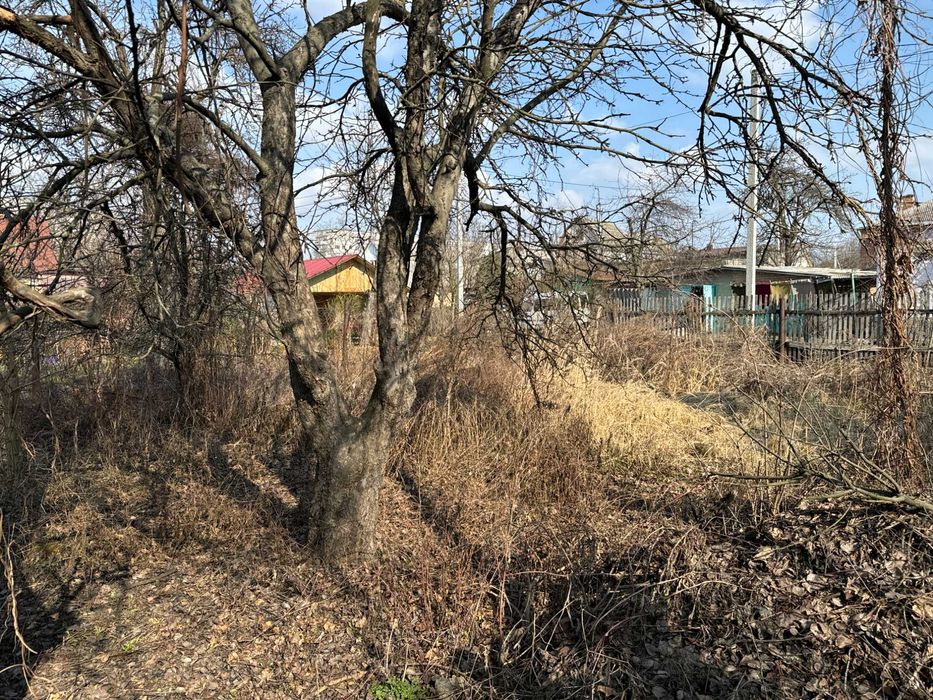 Продаж фасадного приміщення та 13 соток землі в Житомирі