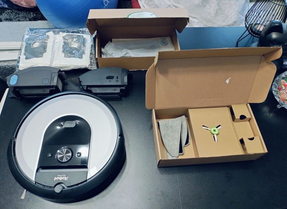 IRobot i8+ z bazą