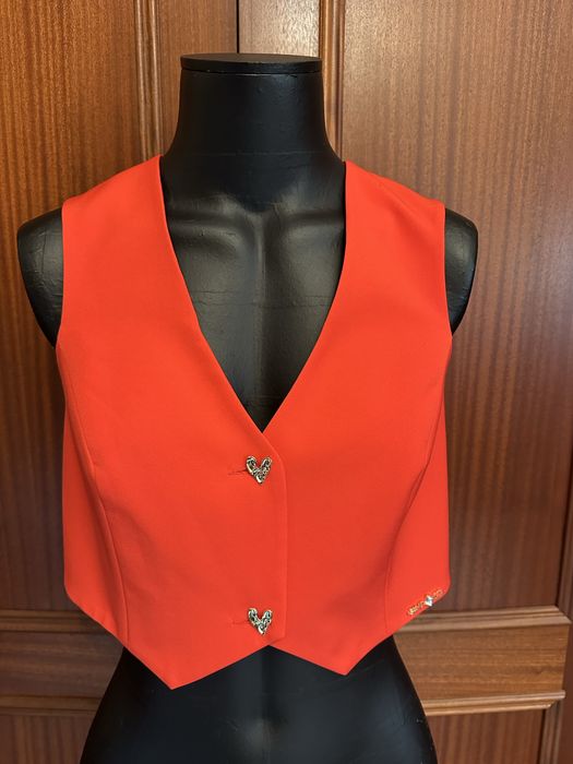 Colete vermelho Sahoco com botões dourados em forma coração