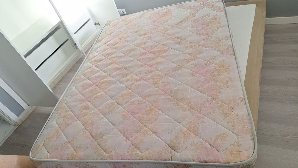 Vendo mesa 6 lugares cadeiras só tenho duas mais colchao casal 50 euros