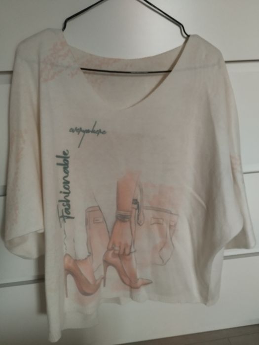 Sweterek damski z nadrukiem.