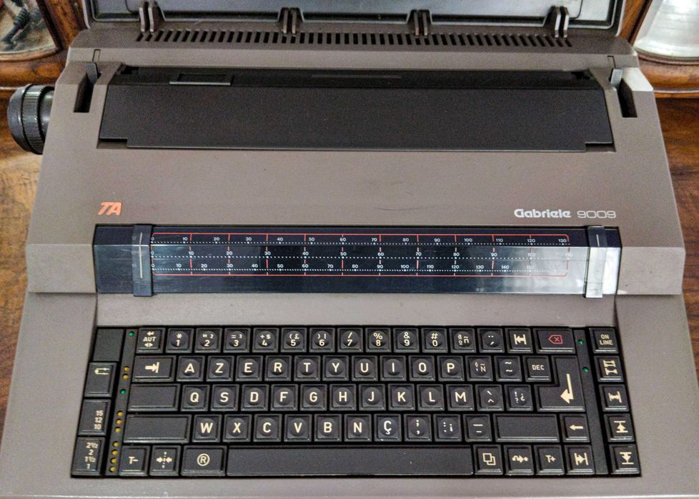 Máquina de escrever elétrica Triumph Adler (TA) Gabriele 9009