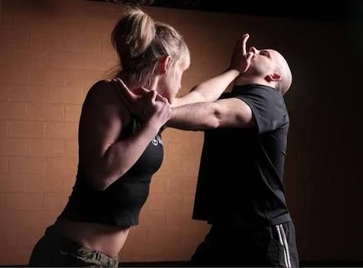 Занятия боевыми искусствами 2 человека (мальчики и девочки)