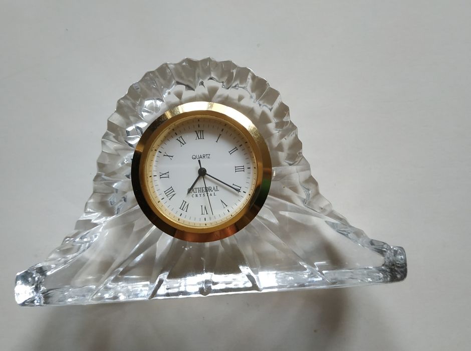 Mały stacjonarny zegarek na biurko.