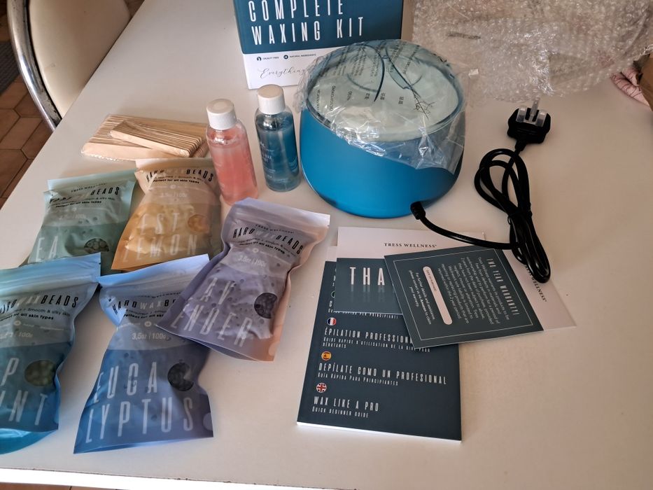 Panela de cera depilatória completa .