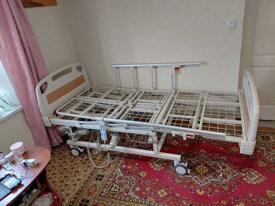 Ліжко медичне електричне з туалетом